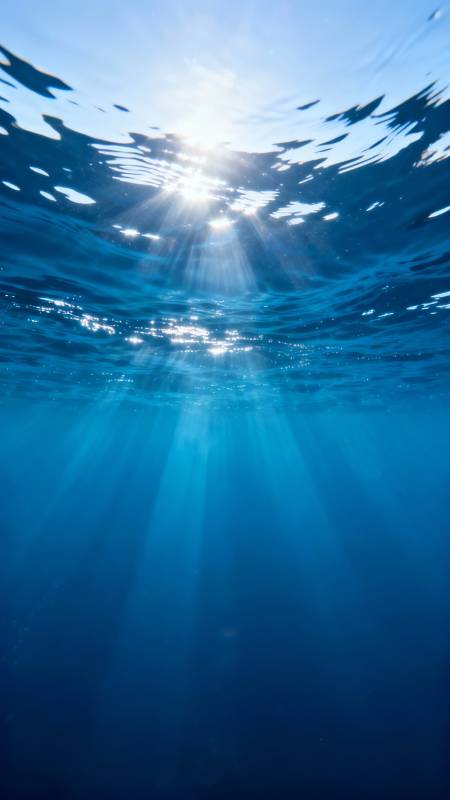 阳光穿透海面图片