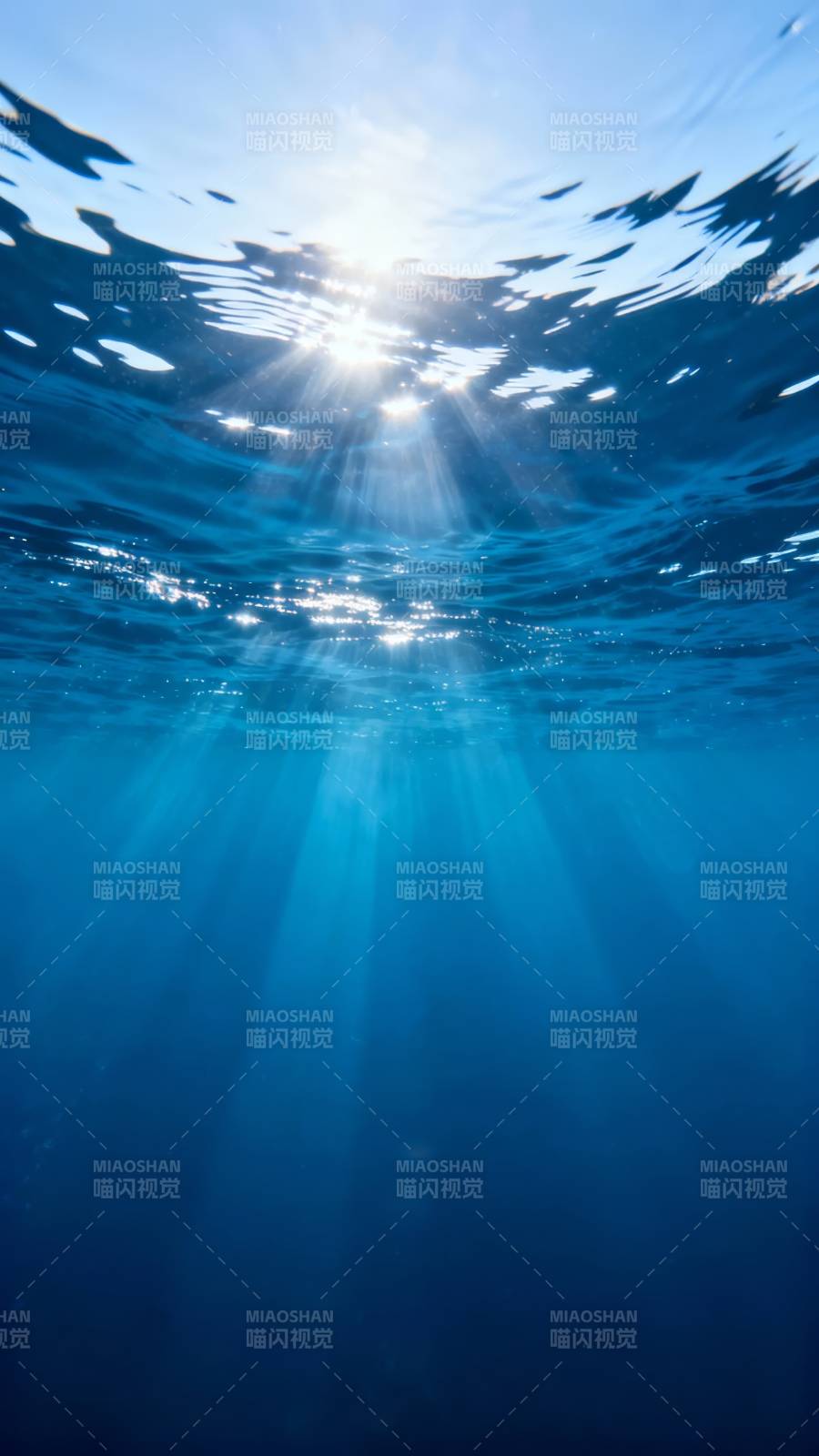 阳光穿透海面图片