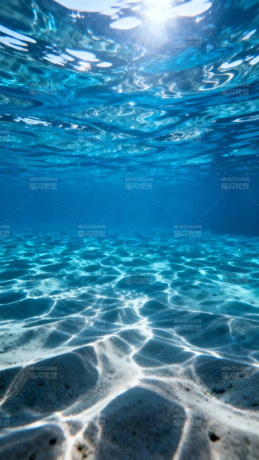 碧海晴空下的光影图片