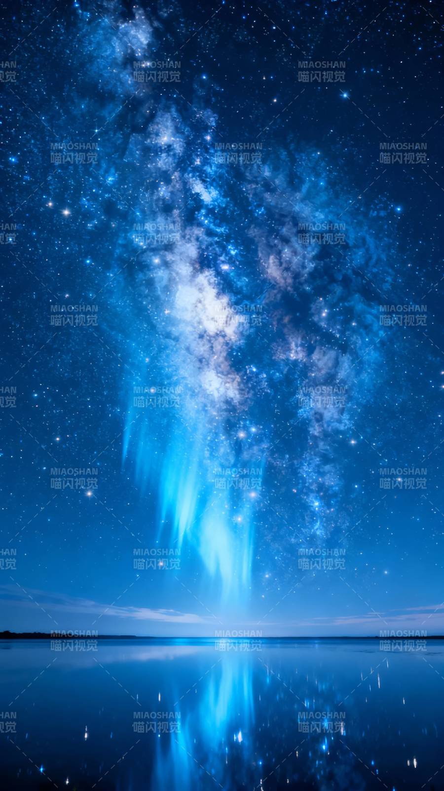 星河倒映湖面图片