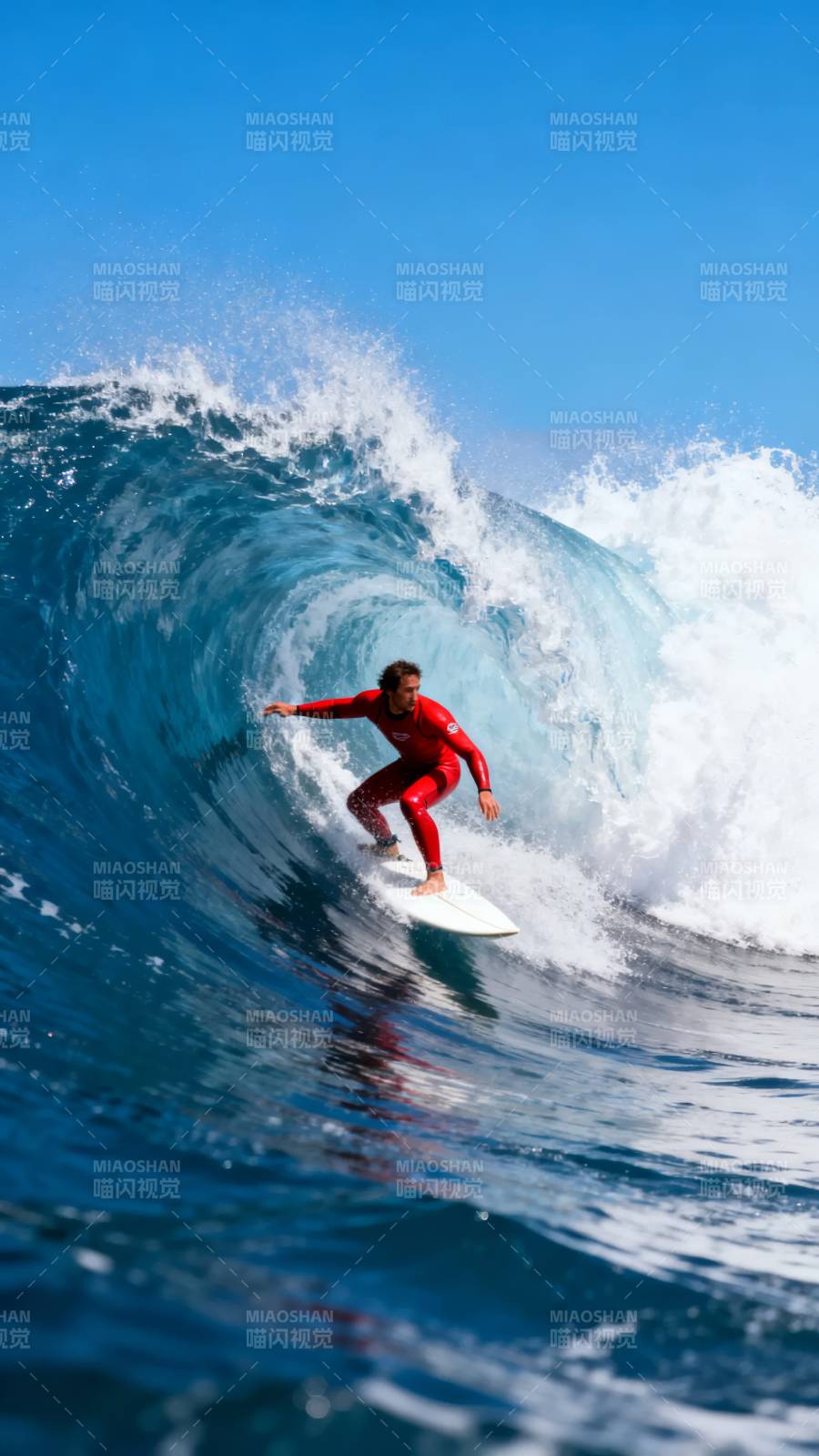 浪尖上的红色身影图片