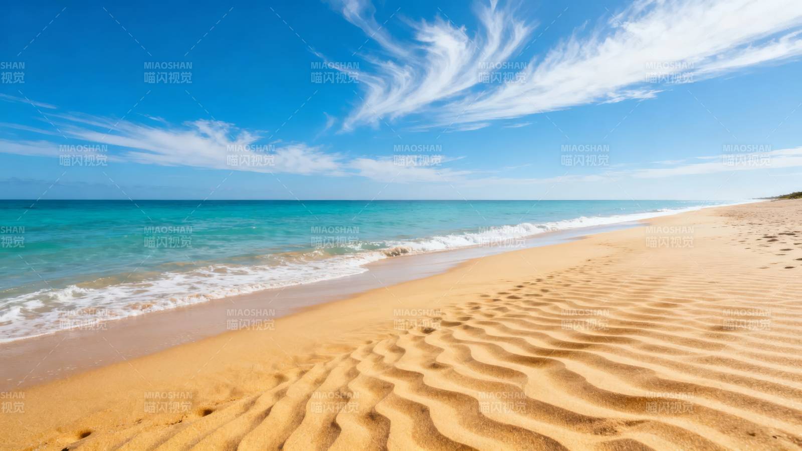 金色沙滩与碧海蓝天图片