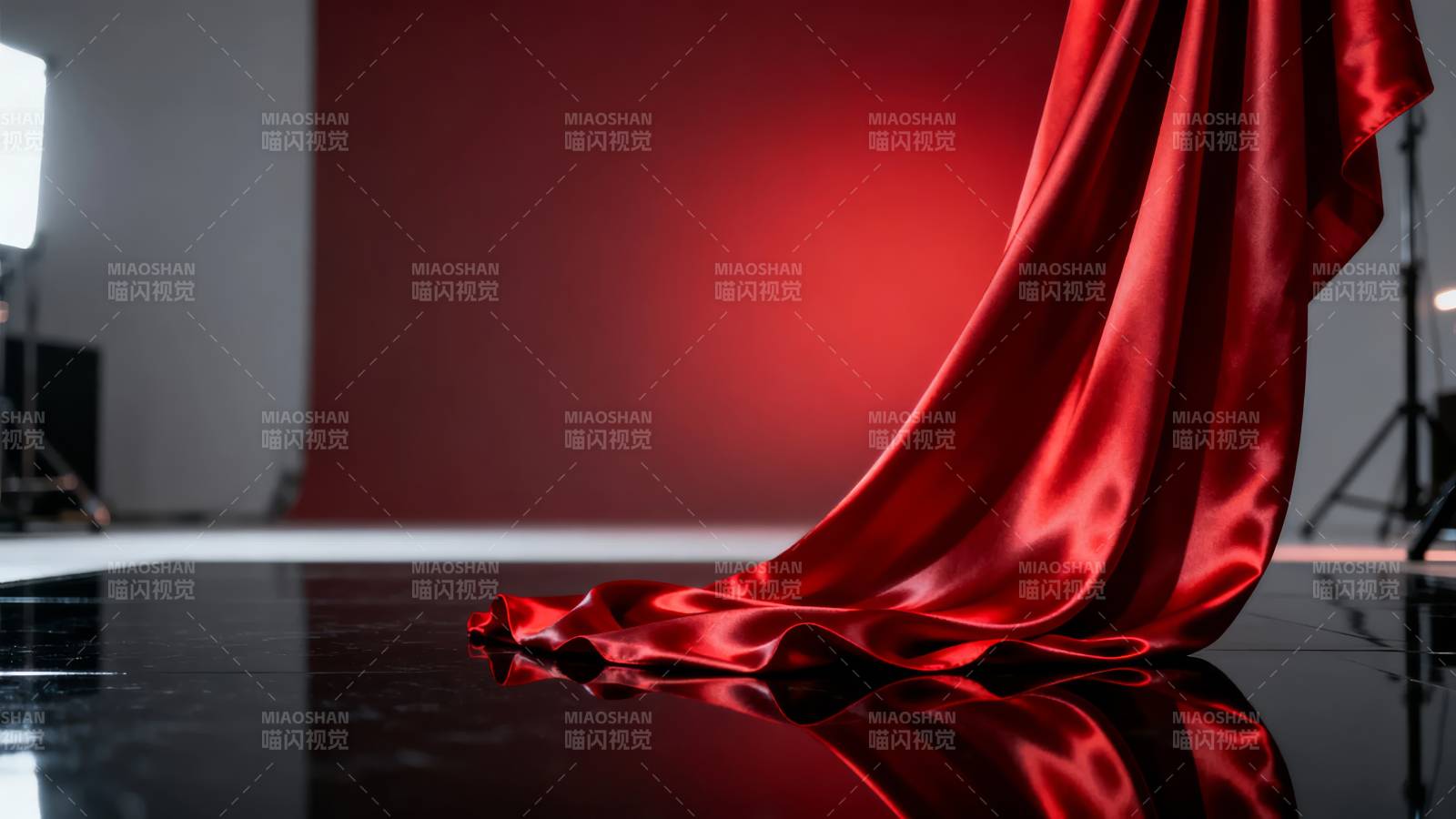 红绸轻拂地面图片