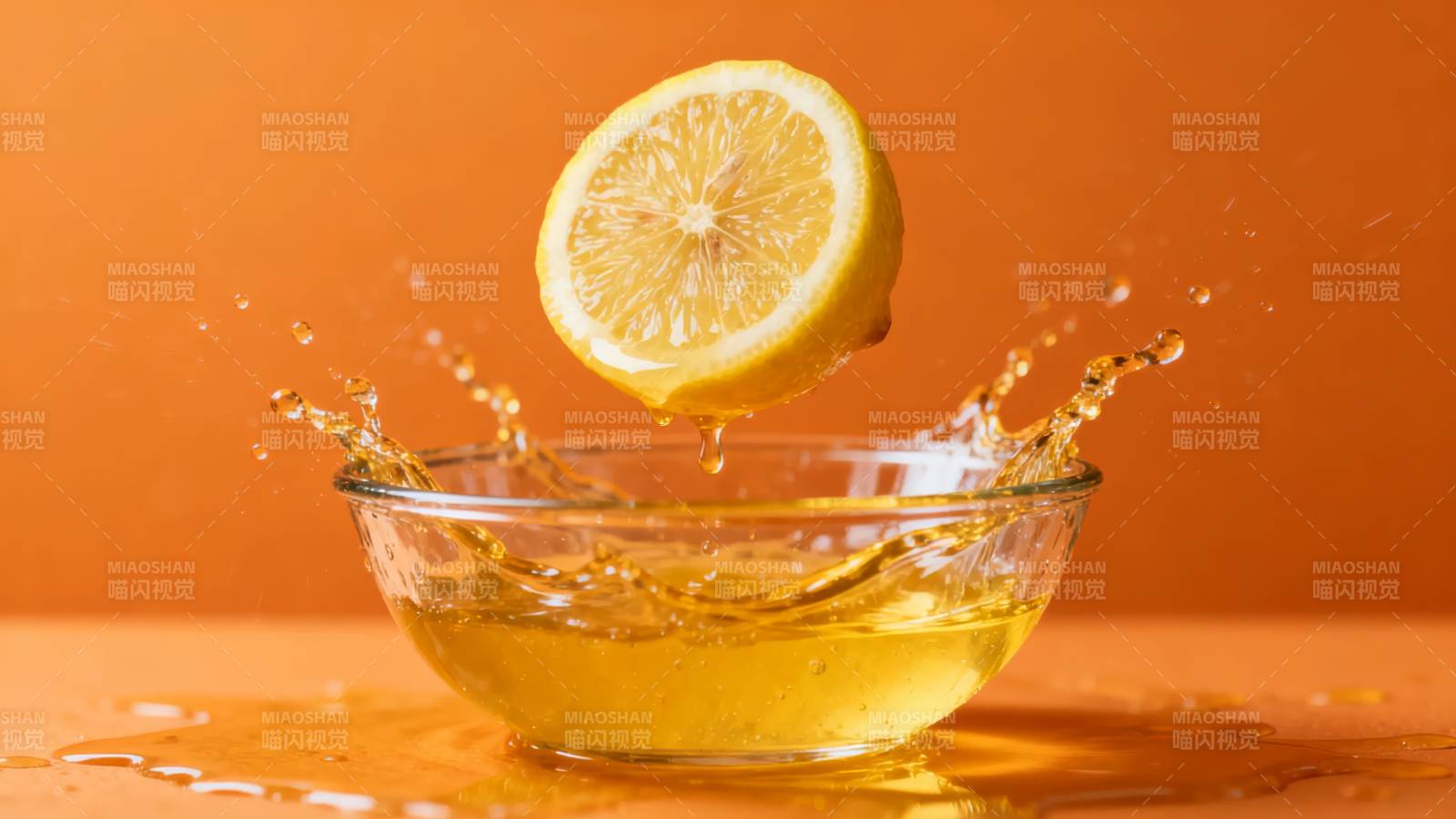 柠檬入水溅起水花图片