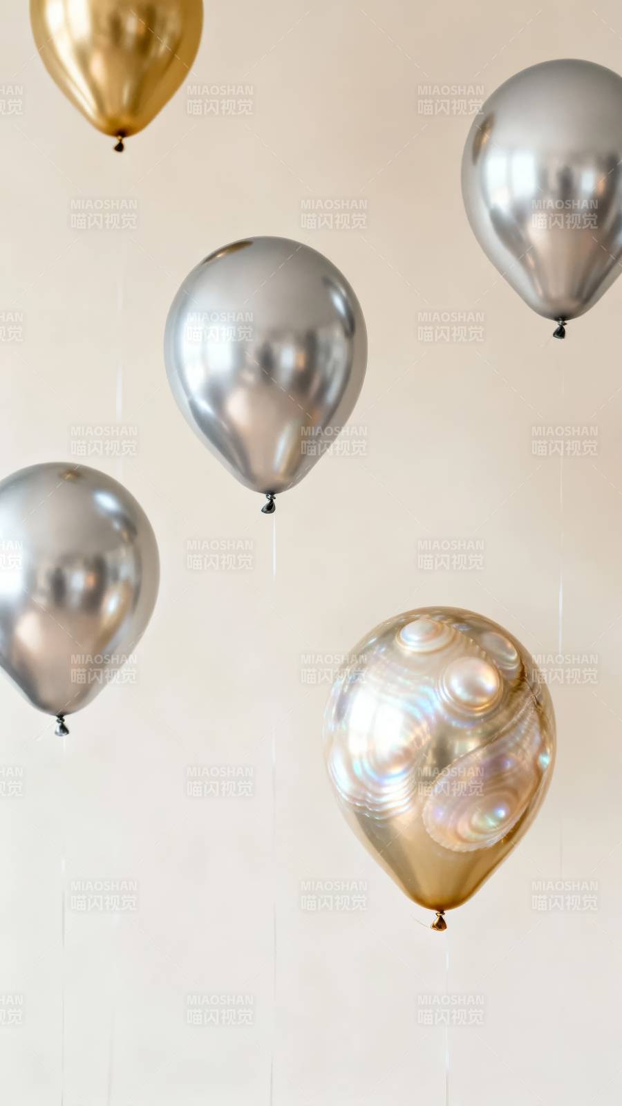 金色银色气球飘浮图片