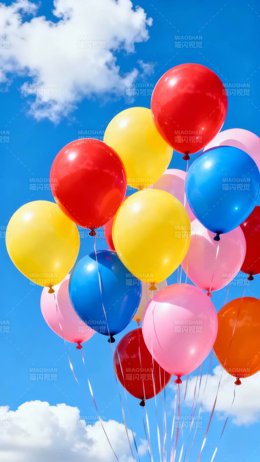 彩色气球飞向蓝天图片