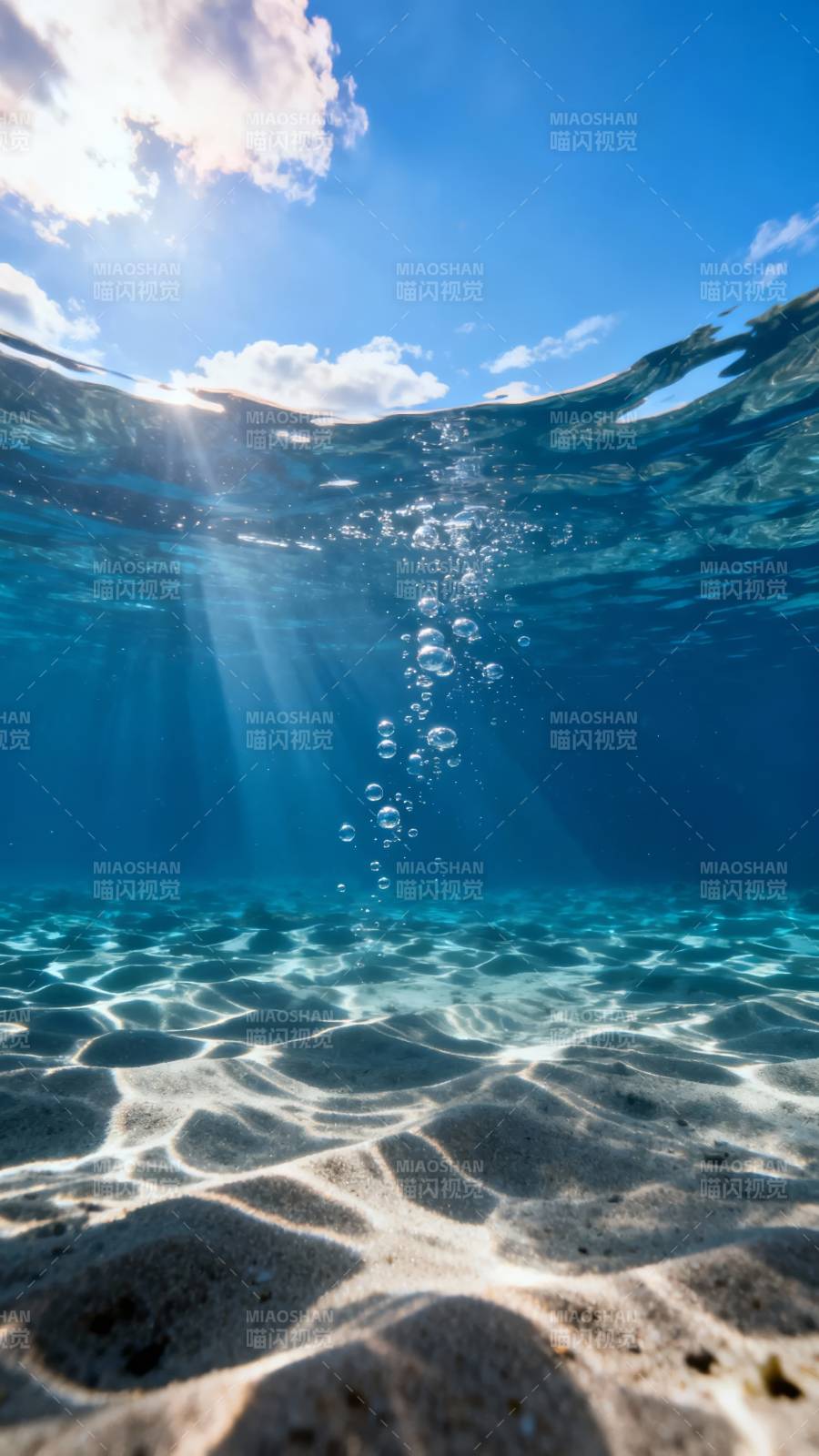 海底阳光斑驳图片