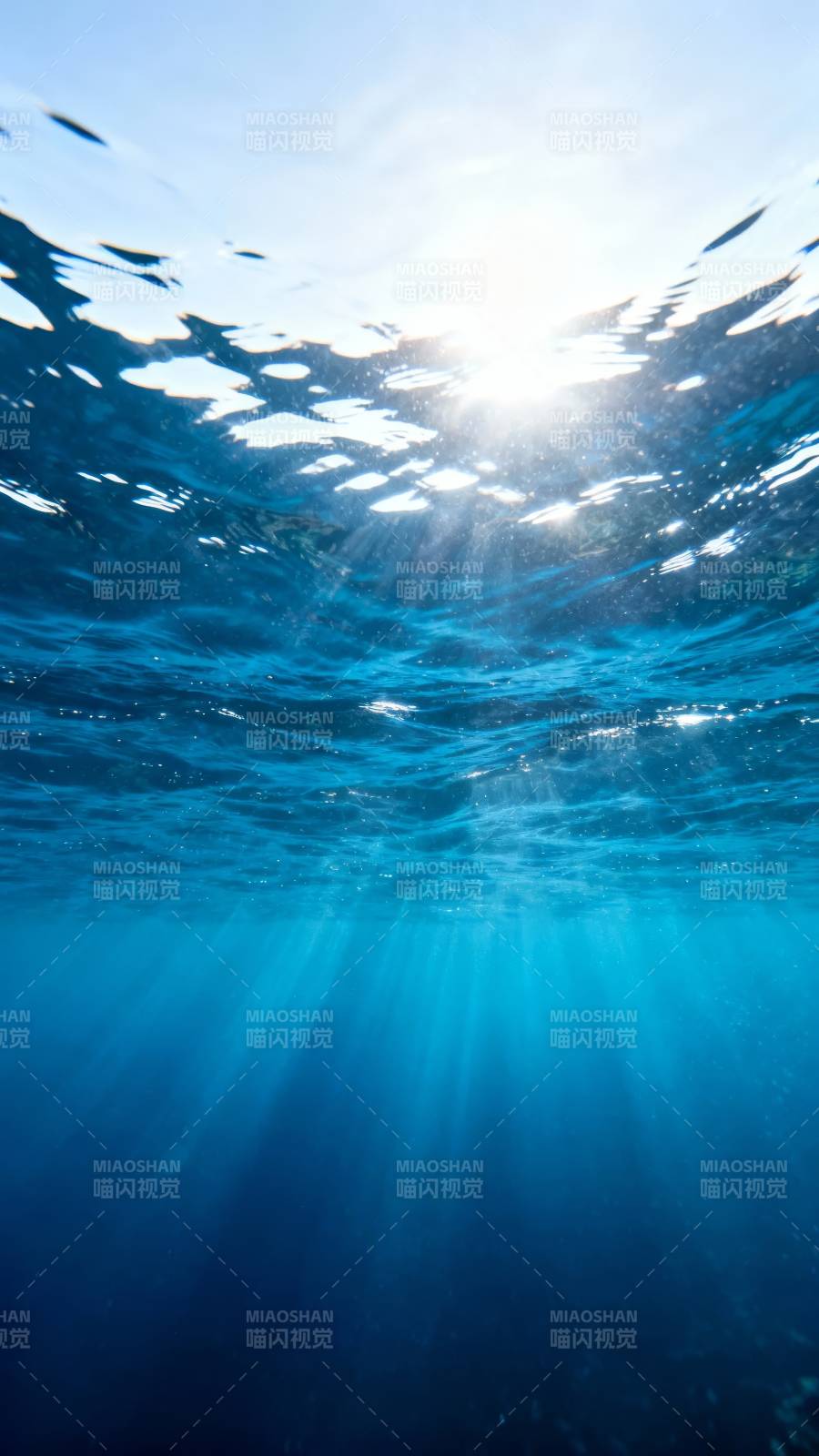 阳光穿透海面图片