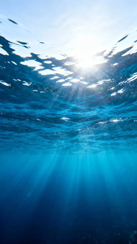 阳光穿透海面图片