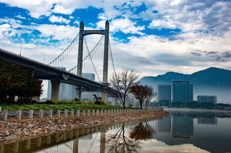 桥影映湖光图片