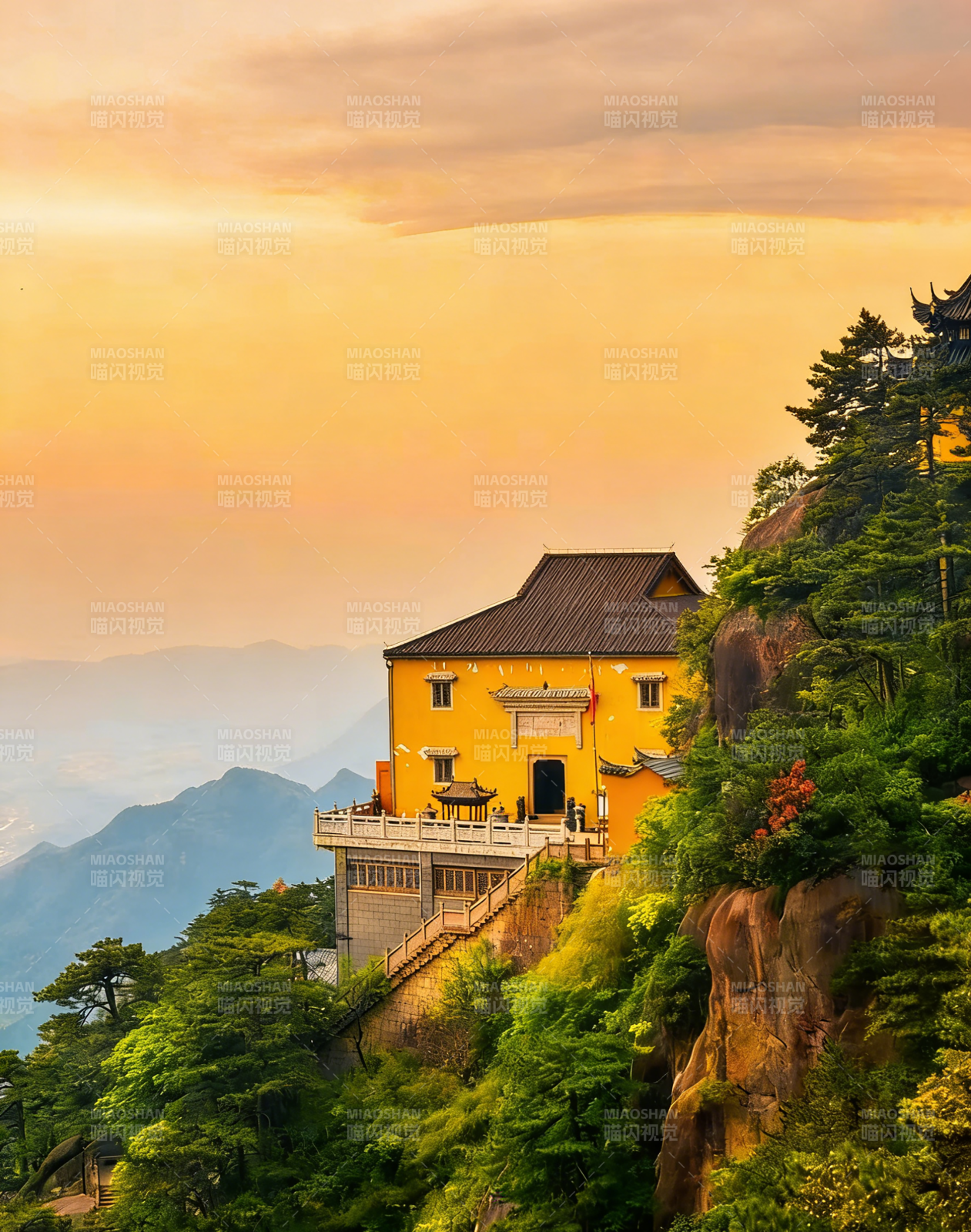 山巅黄庙映霞光图片