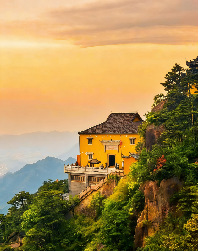 山巅黄庙映霞光图片