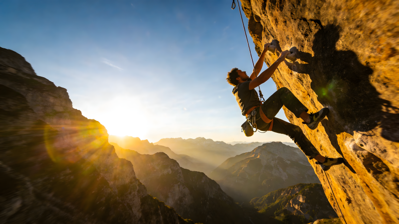 攀岩者挑战峭壁图片