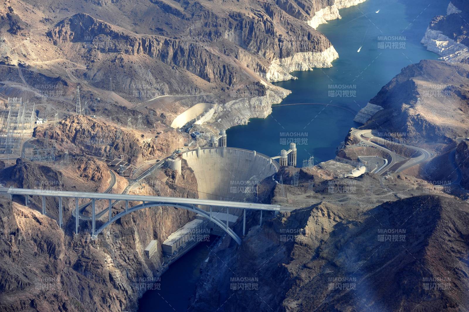 峡谷大坝与拱桥图片