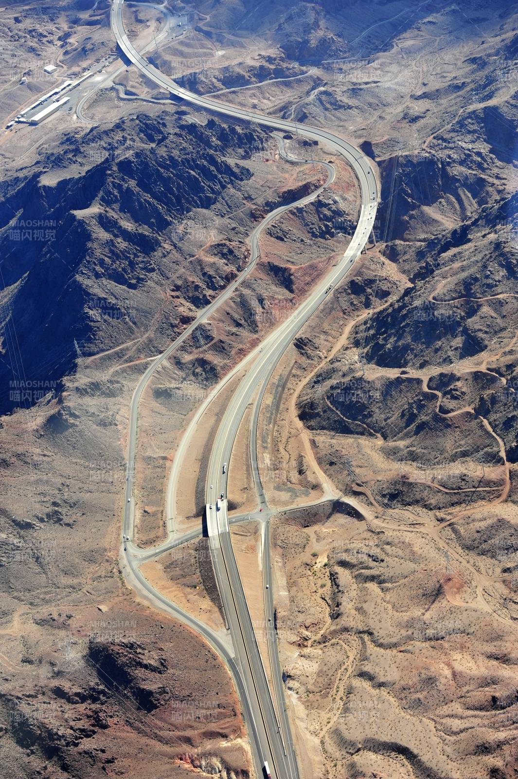 蜿蜒公路穿山越岭图片