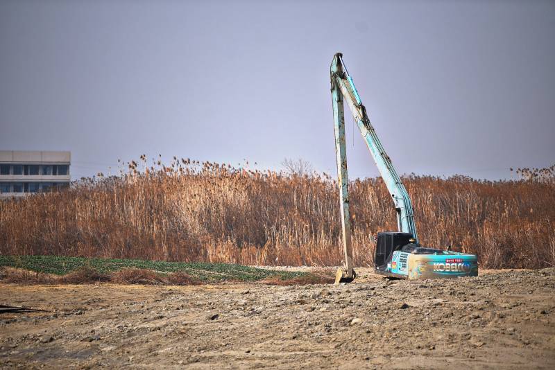 挖掘机在工地作业图片