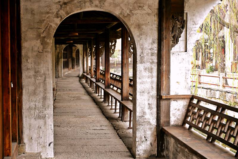 古廊长椅静谧景图片