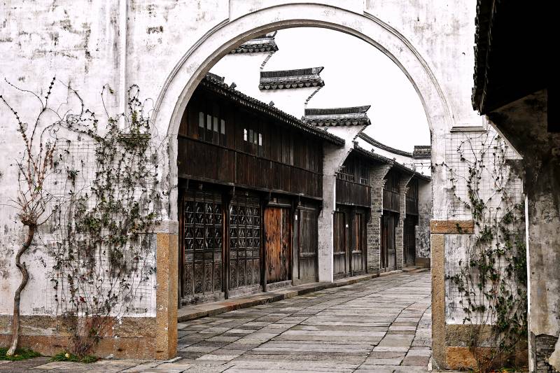 古巷幽深 白墙黛瓦图片