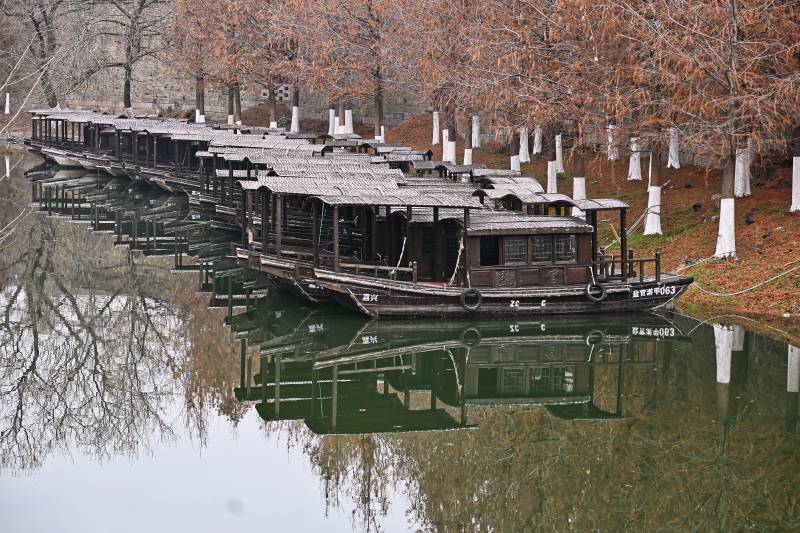 湖畔古船静泊图片