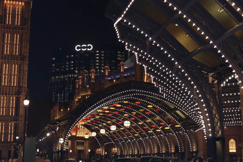 夜幕下的城市拱廊图片