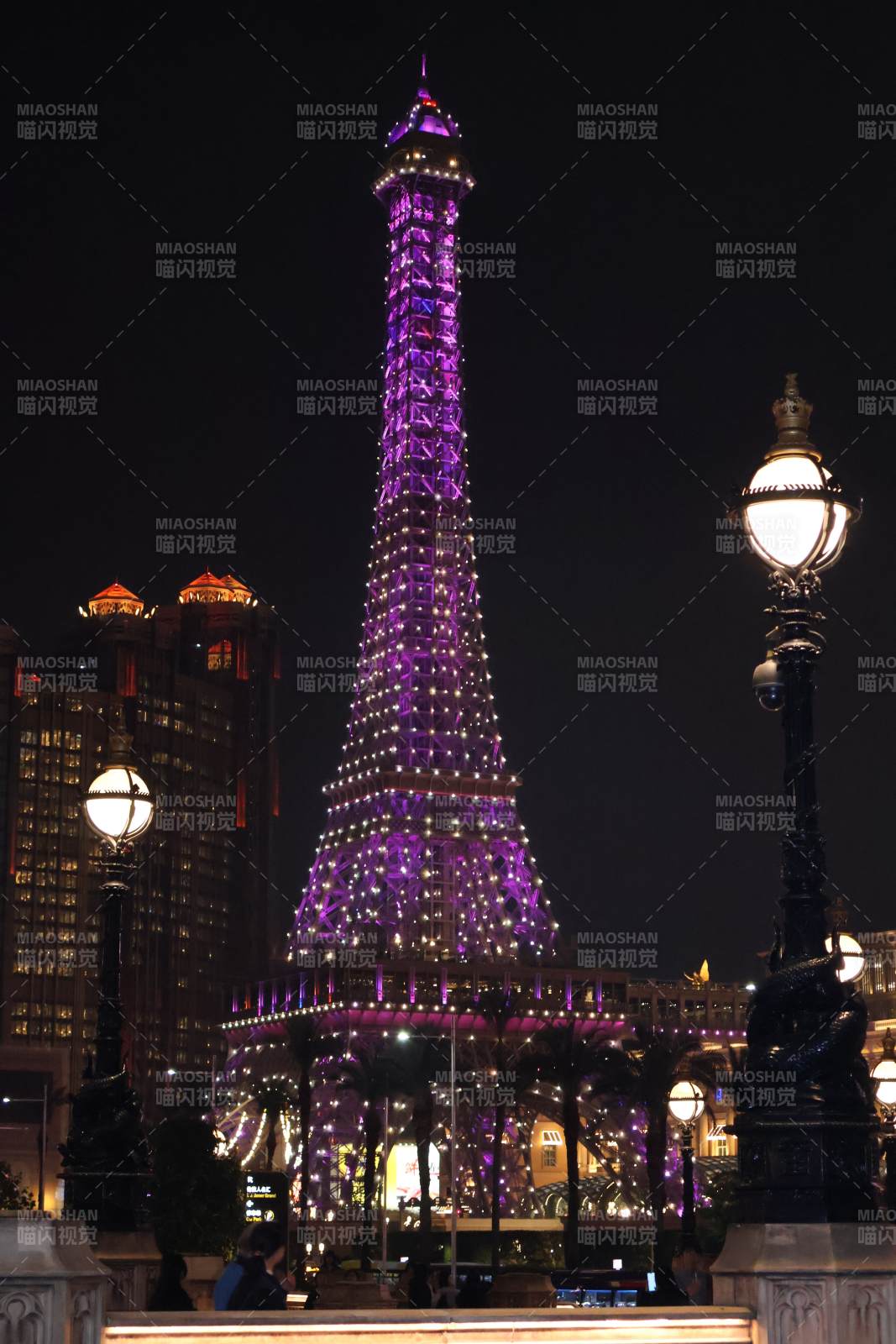 夜幕下的澳门小埃菲尔铁塔图片
