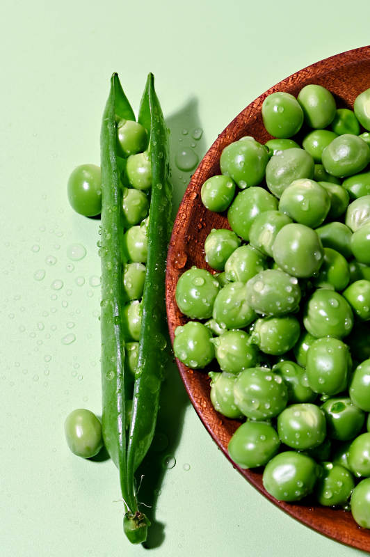 新鲜青豆与豆荚图片