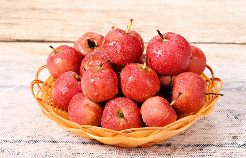 鲜红山楂满篮盛图片