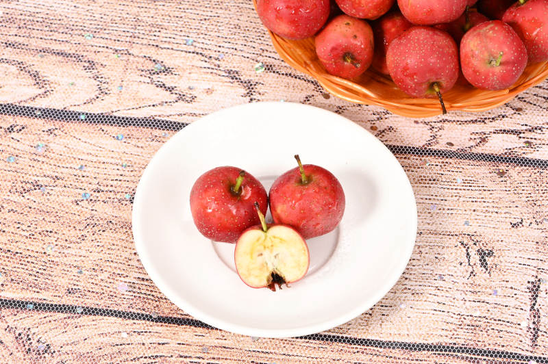 红苹果切开摆盘图片