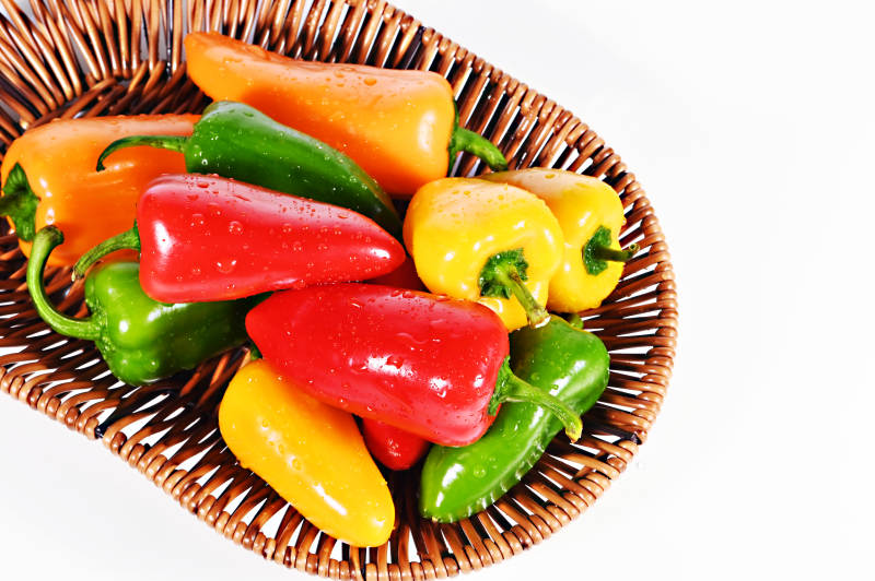 彩椒篮中鲜艳夺目图片