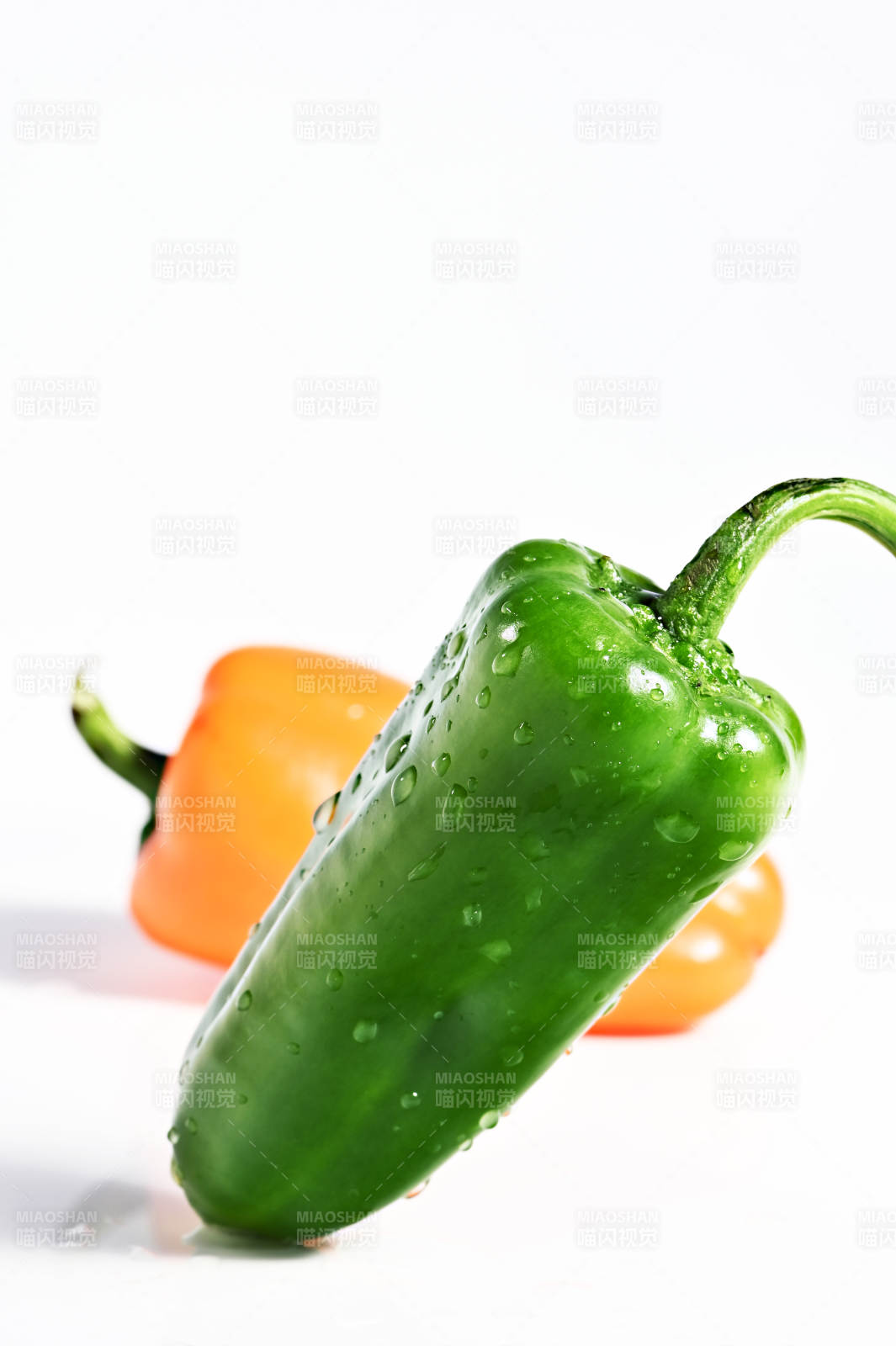 青椒橙椒水珠晶莹图片