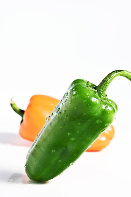 青椒橙椒水珠晶莹图片