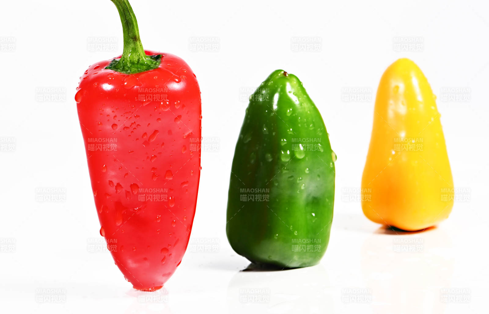 三色辣椒水珠晶莹图片