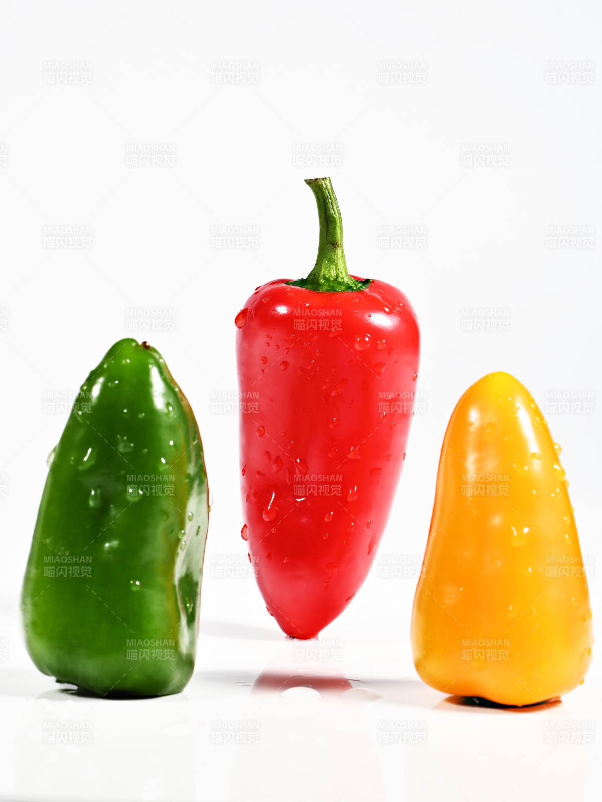 三色辣椒静物图图片