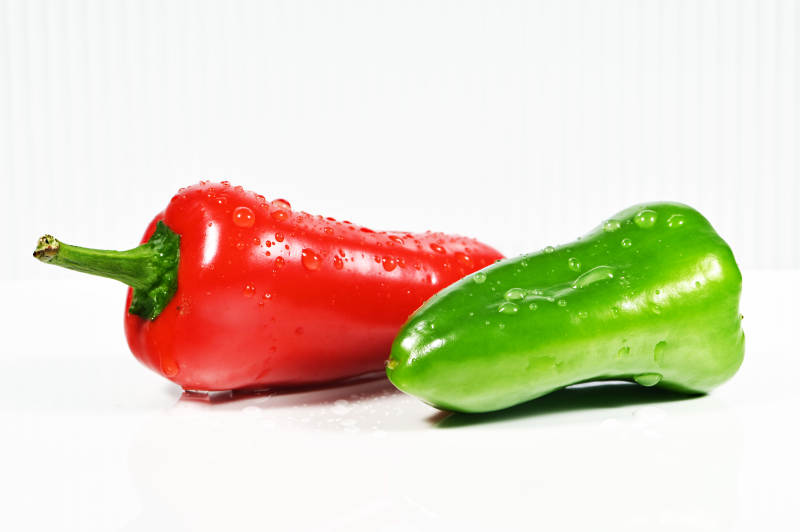 红绿辣椒并列图片