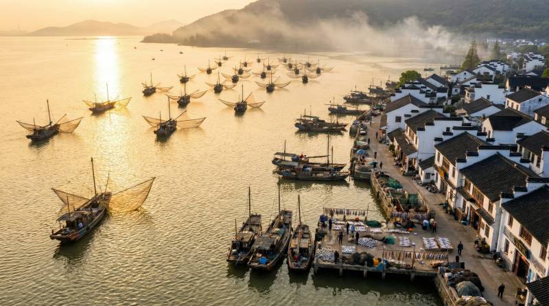 渔村晨曦 舟影点点图片