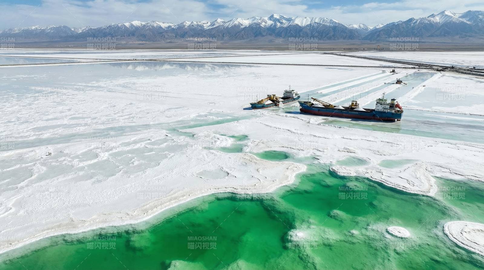 盐湖碧水映雪山图片