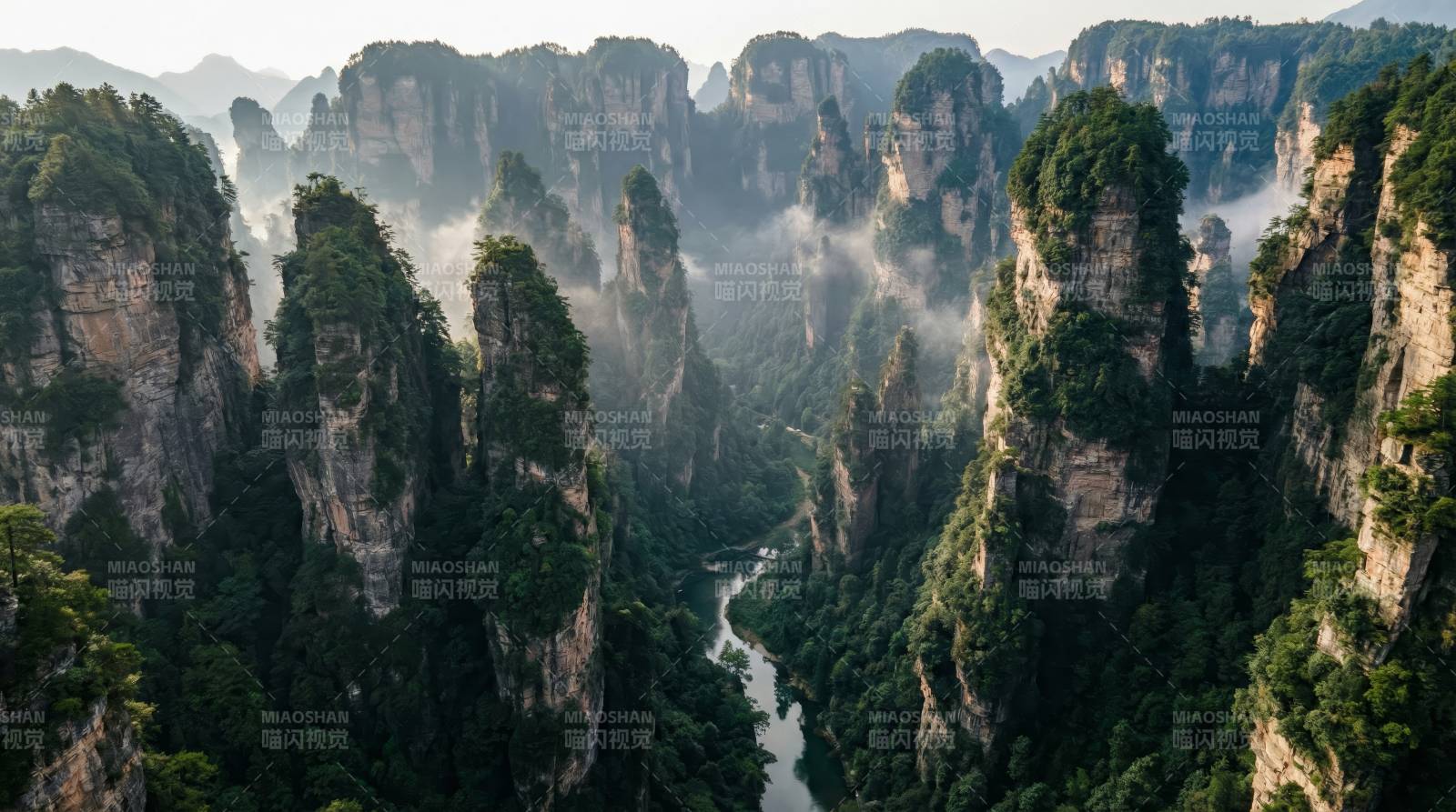 奇峰云雾缭绕图片