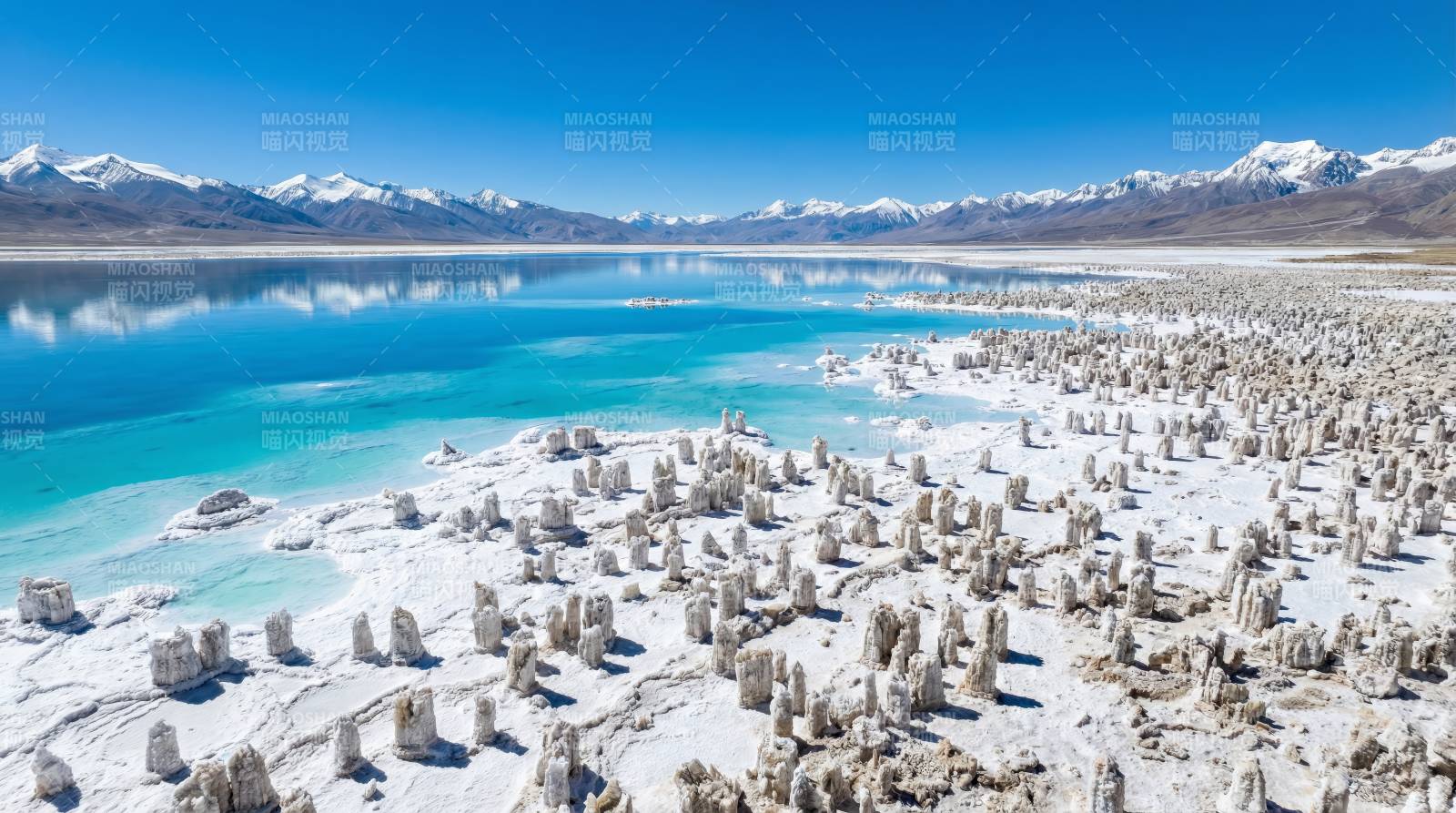 雪山湖畔奇景图片