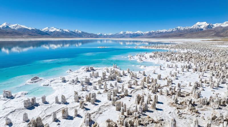 雪山湖畔奇景图片