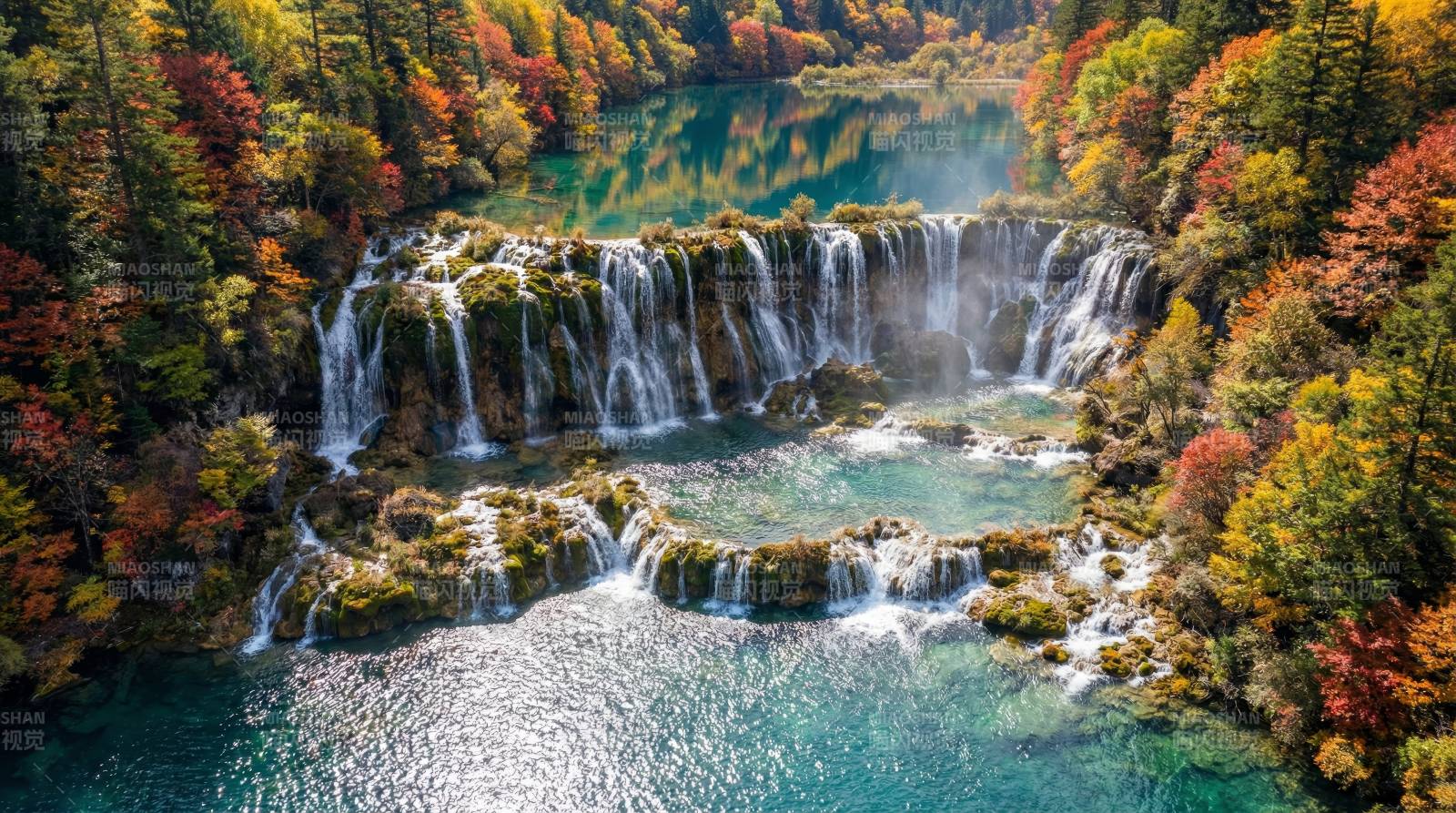 秋日瀑布美景图片