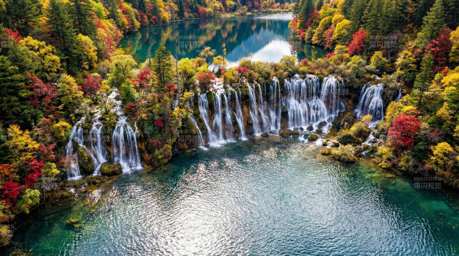 秋日瀑布美景图片