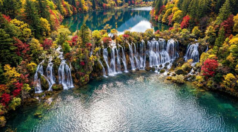 秋日瀑布美景图片