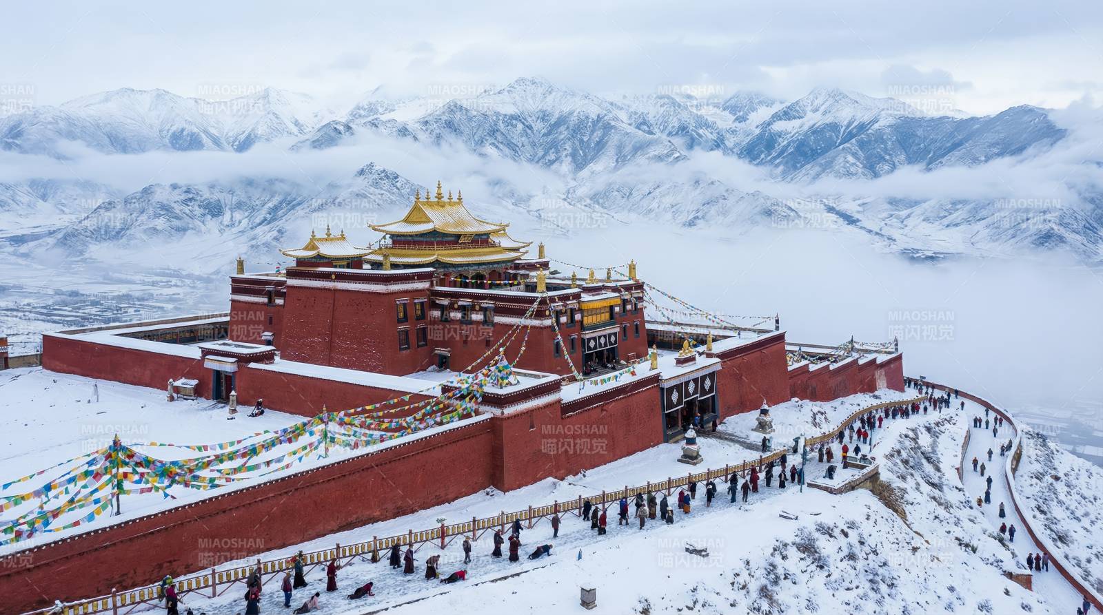 雪域圣殿 群山环绕图片