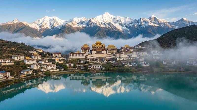 雪山映湖畔小镇图片