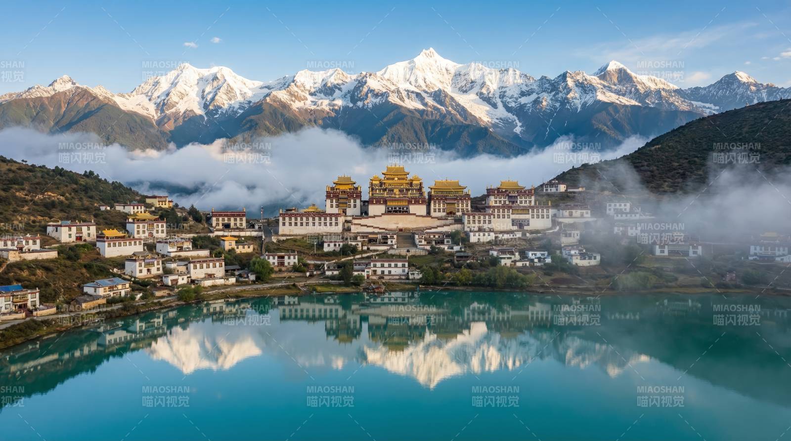 雪山映湖畔小镇图片