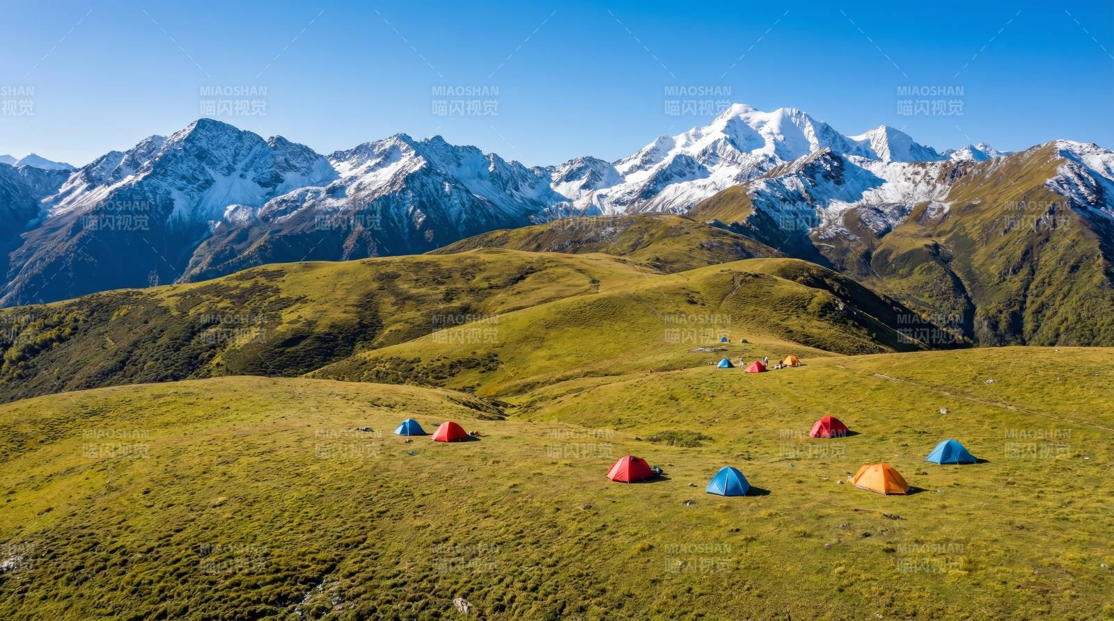 雪山下的彩色帐篷图片