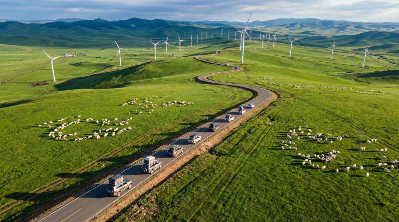 风车草原公路行图片