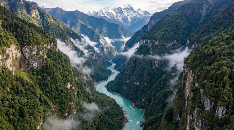 峡谷碧水云雾缭绕图片