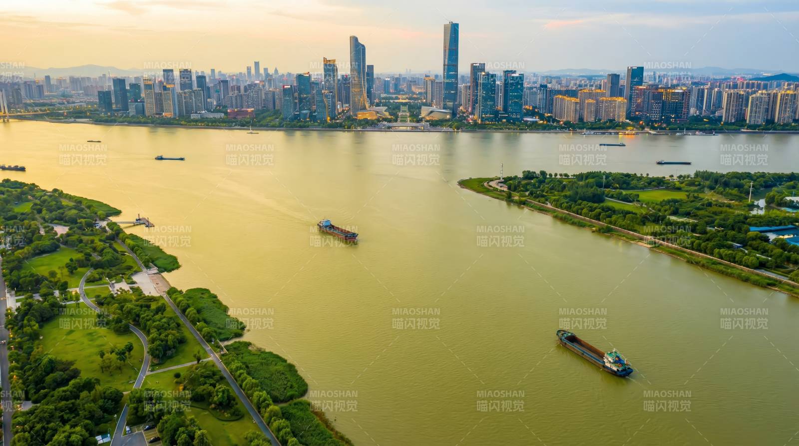 城市江景航拍图图片