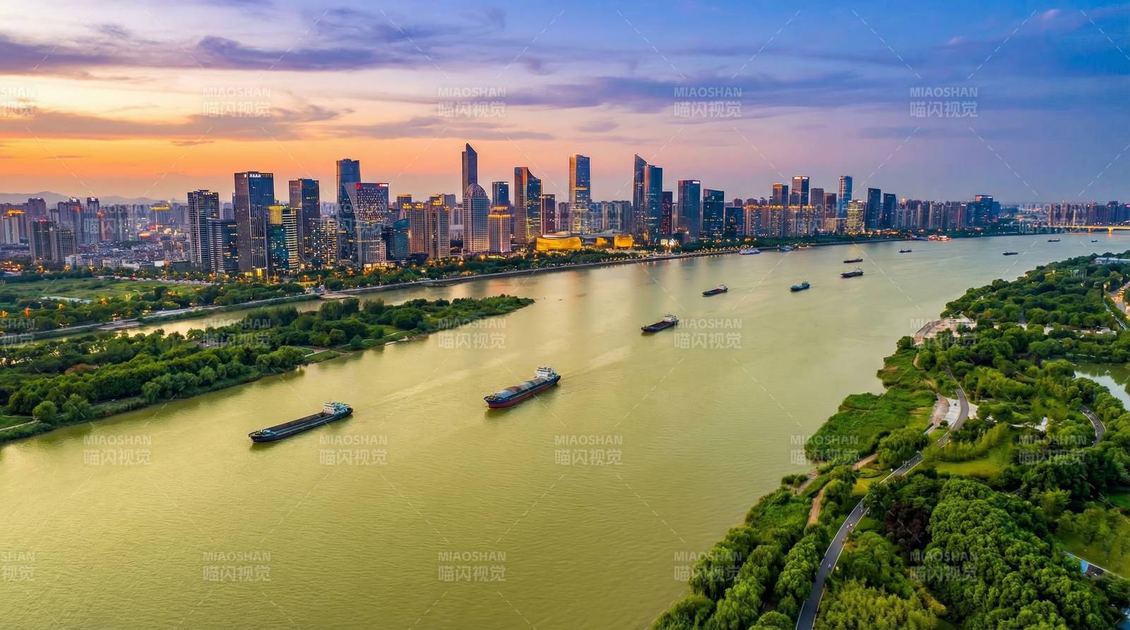 城市河畔黄昏美景图片